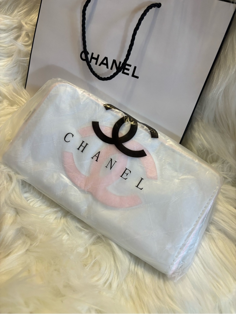 White BEAUTE Crossbody Makeup Bag with Pink Texture CC Logo - Picture 6 of 7